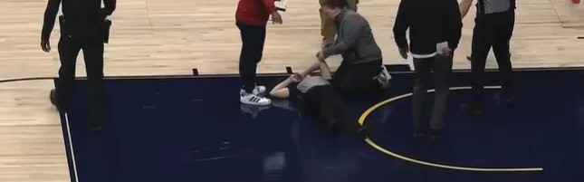 NCAA女篮爆发激烈冲突，一女裁判被球员击晕在地&amp;amp;8人被驱逐